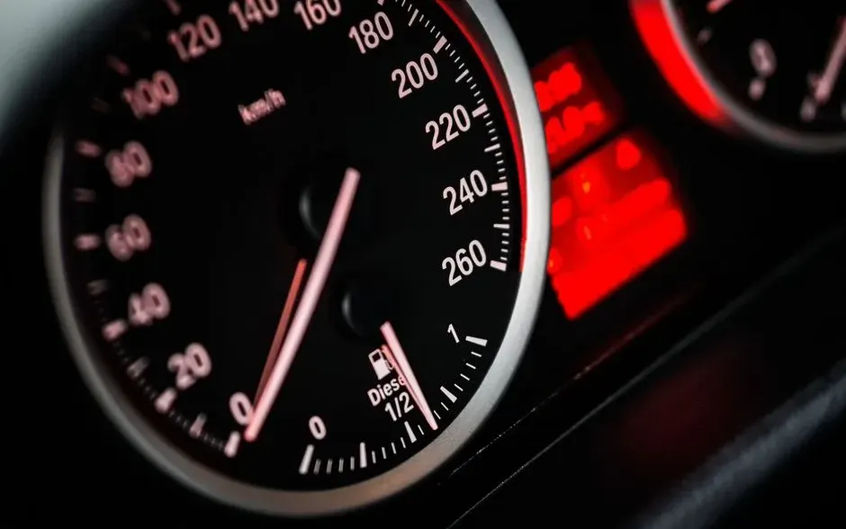Bordereau de dépenses auto avec carburant, assurance et entretien, clés et calculatrice sur un bureau